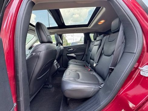 Used 2017 Jeep Cherokee Overland w/ Technology Group FWD image 13
