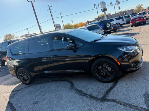 Used 2018 Chrysler Pacifica Touring Plus w/ S Appearance Package FWD image 10