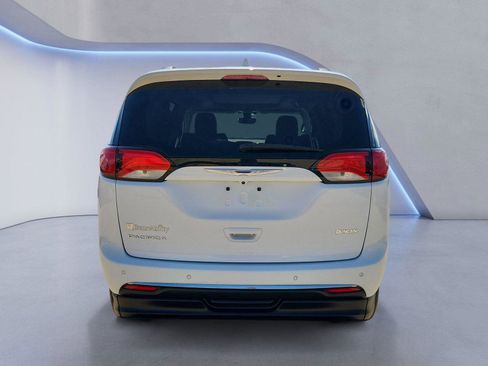 Used 2018 Chrysler Pacifica Touring-L Plus FWD image 4