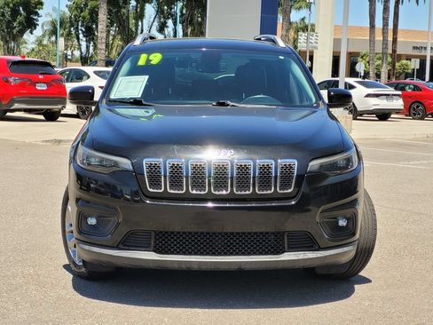 Used 2019 Jeep Cherokee Latitude Plus w/ Comfort/Convenience Group FWD image 3