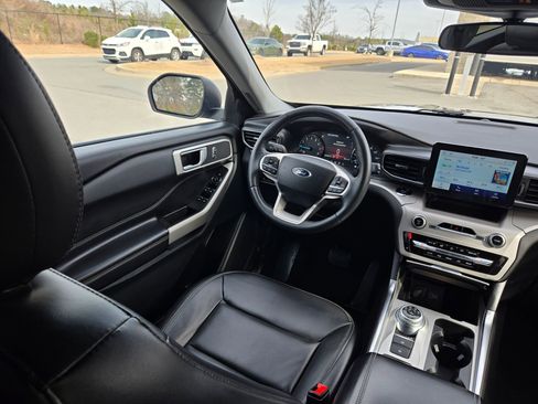 Used 2024 Ford Explorer XLT w/ Equipment Group 202A image 9