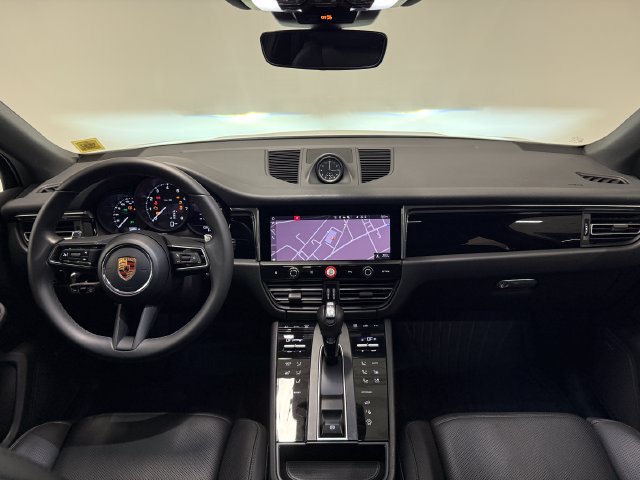 Certified 2026 Porsche Macan AWD/4WD image 13