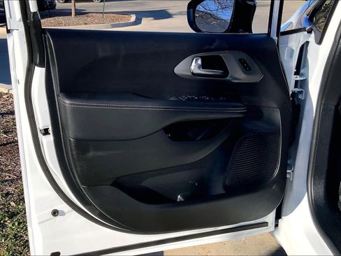 Used 2025 Chrysler Pacifica Select image 21