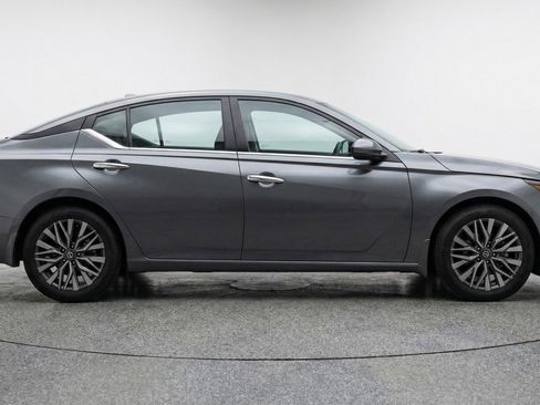 Used 2025 Nissan Altima 2.5 SV FWD image 11
