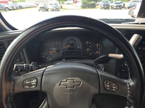 Used 2005 Chevrolet Silverado 2500 LS w/ Skid Plate Package AWD/4WD image 21