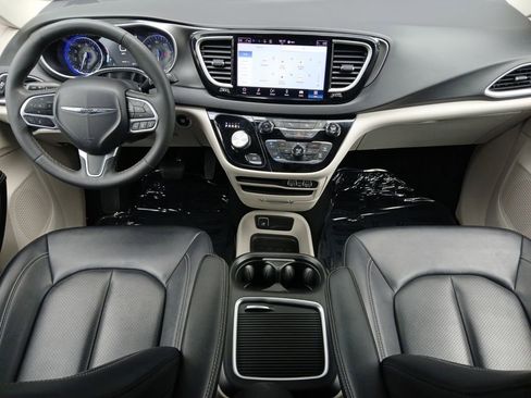Used 2024 Chrysler Pacifica Touring-L image 20
