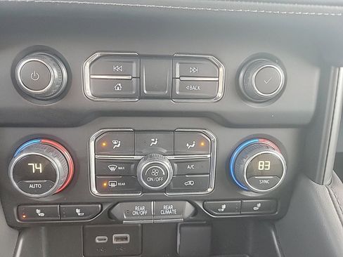 Used 2024 Chevrolet Suburban Z71 w/ Luxury Package image 19