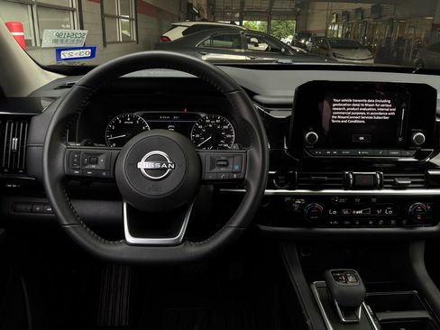 Used 2025 Nissan Pathfinder SV FWD image 15