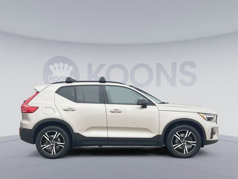 Used 2023 Volvo XC40 B5 Plus image 8