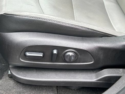 Used 2018 Chevrolet Equinox Premier FWD image 15