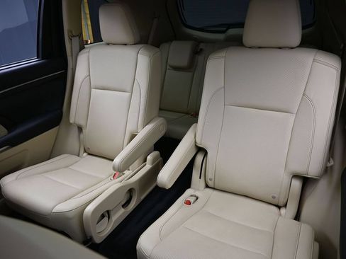 Used 2014 Toyota Highlander Limited Platinum AWD/4WD image 17