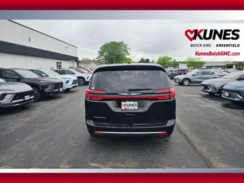 Used 2025 Chrysler Pacifica Select FWD image 8