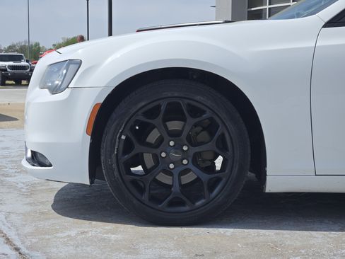 Used 2019 Chrysler 300 S image 8