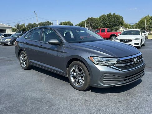 Used 2024 Volkswagen Jetta SE FWD image 3