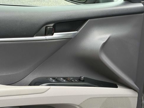 Used 2018 Toyota Camry SE FWD image 16