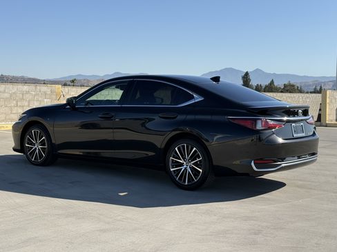 Certified 2025 Lexus ES 300h w/ Premium Package FWD image 9