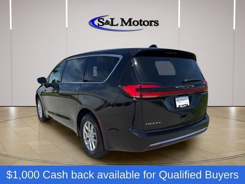 New 2027 Chrysler Pacifica Select FWD image 9