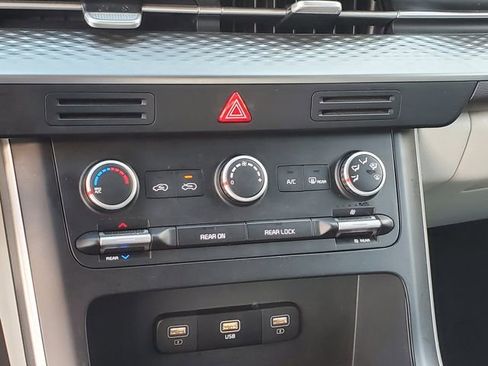 Used 2024 Kia Carnival LX image 25