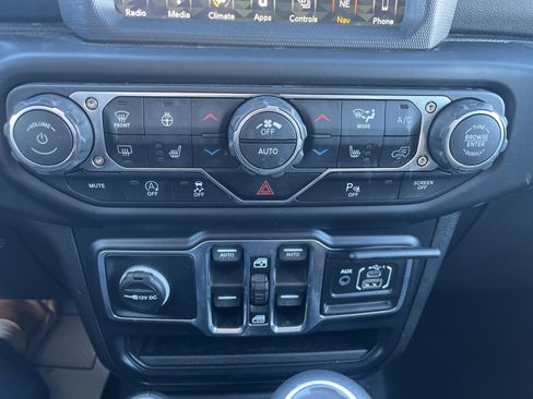 Used 2019 Jeep Wrangler Unlimited Sahara image 28