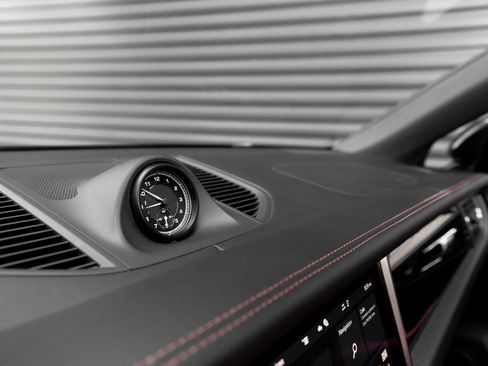 Certified 2025 Porsche Macan AWD/4WD image 19