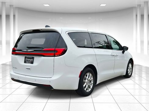 Used 2025 Chrysler Pacifica Select FWD image 3