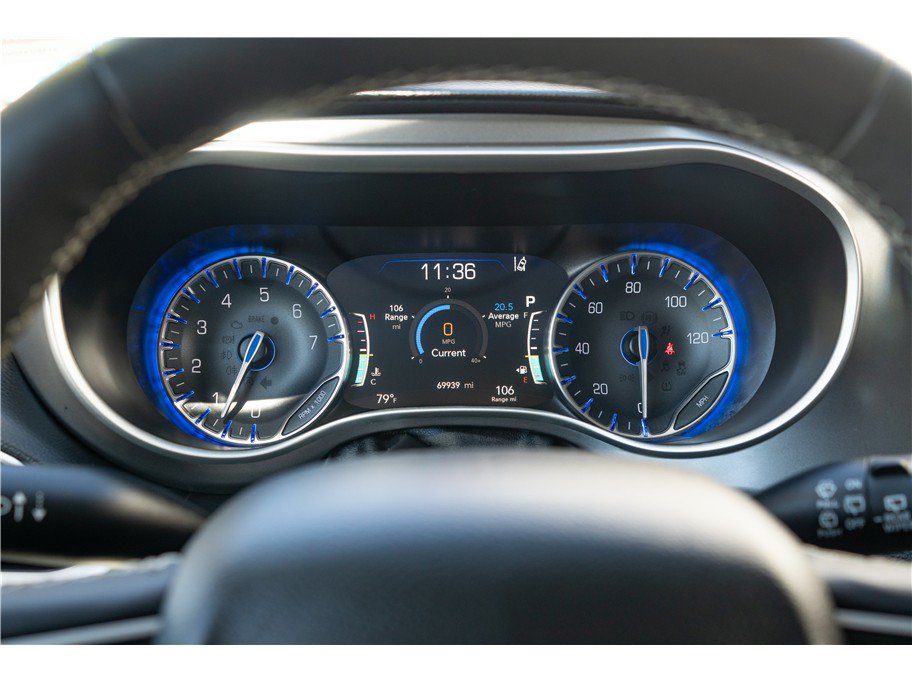 Used 2023 Chrysler Pacifica Touring-L FWD image 13