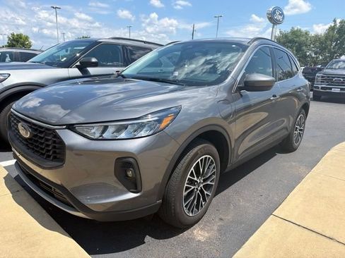Used 2025 Ford Escape SE FWD image 1