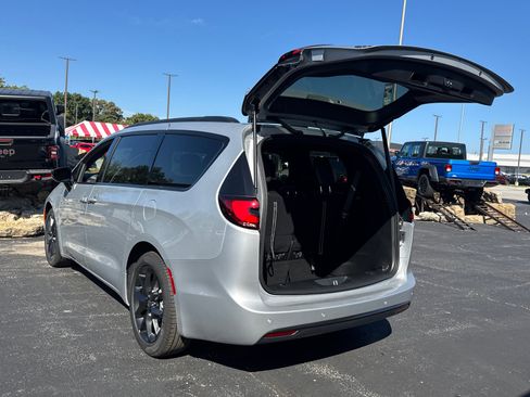 New 2026 Chrysler Pacifica Select w/ S Appearance Package image 18