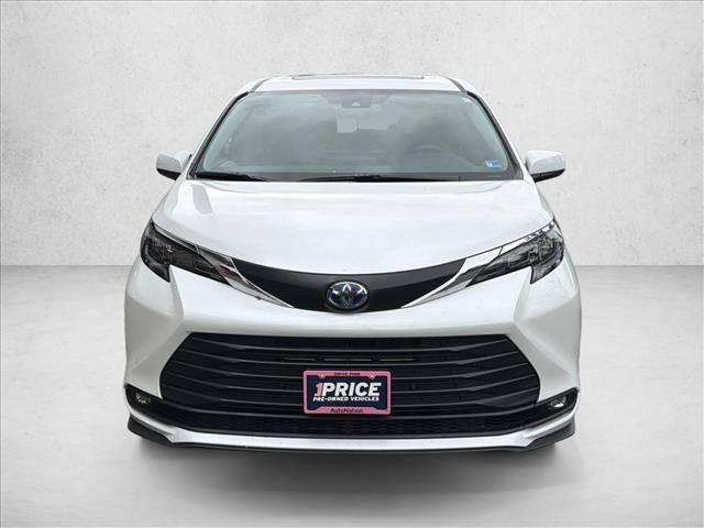 Used 2025 Toyota Sienna XLE AWD/4WD image 2