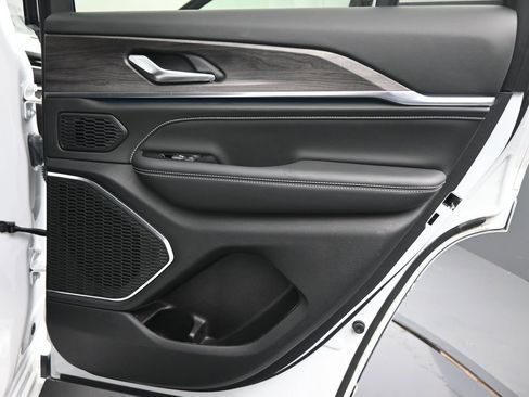 Used 2023 Jeep Grand Cherokee Overland image 16