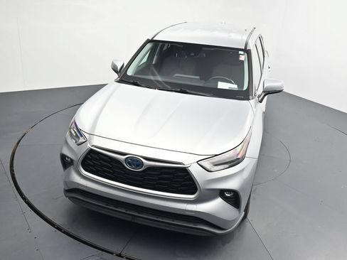 Used 2021 Toyota Highlander LE FWD image 11