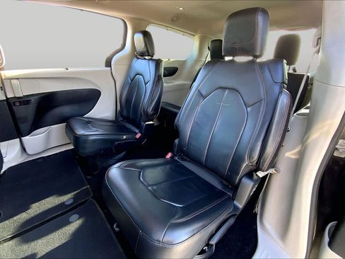 Used 2017 Chrysler Pacifica Touring-L w/ Tire & Wheel Group FWD image 20