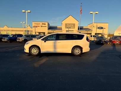 New 2026 Chrysler Pacifica Select