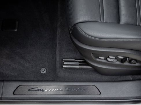 Certified 2026 Porsche Cayenne Turbo AWD/4WD image 22