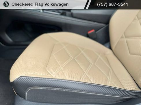Used 2024 Volkswagen Atlas Cross Sport SE FWD image 21