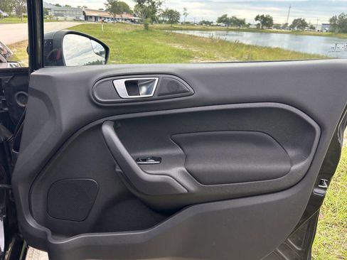 Used 2014 Ford Fiesta SE image 27