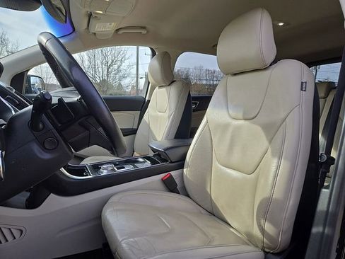 Used 2019 Ford Edge Titanium image 17