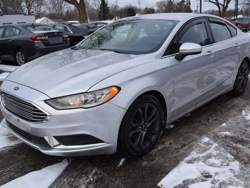 Used 2017 Ford Fusion SE image 2