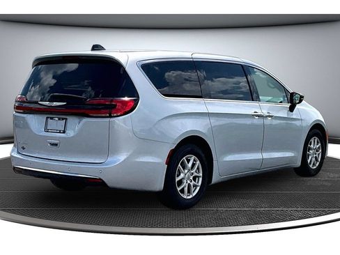 Used 2024 Chrysler Pacifica Touring-L FWD image 16