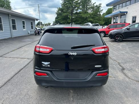 Used 2018 Jeep Cherokee Latitude w/ Safety Group AWD/4WD image 4