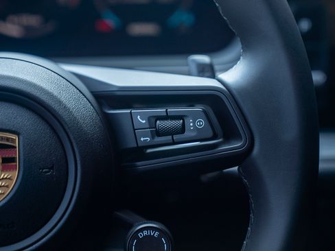 Certified 2025 Porsche Cayenne AWD/4WD image 8