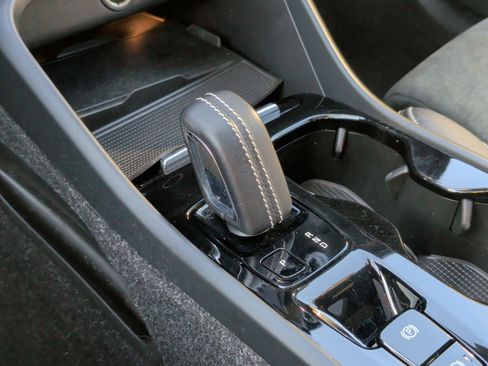 Used 2020 Volvo XC40 T4 R-Design image 29