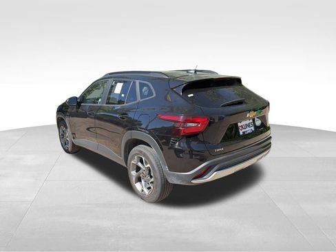Used 2025 Chevrolet Trax LT w/ LT Convenience Package FWD image 5