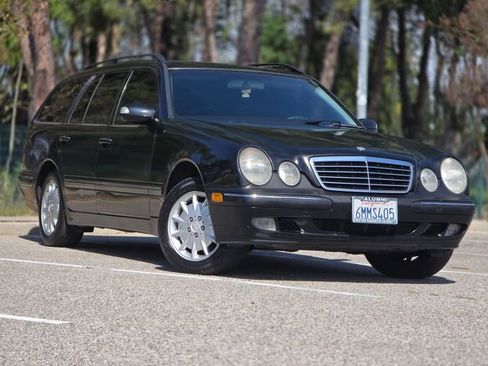 Used 2000 Mercedes-Benz E 320 4MATIC Wagon image 2