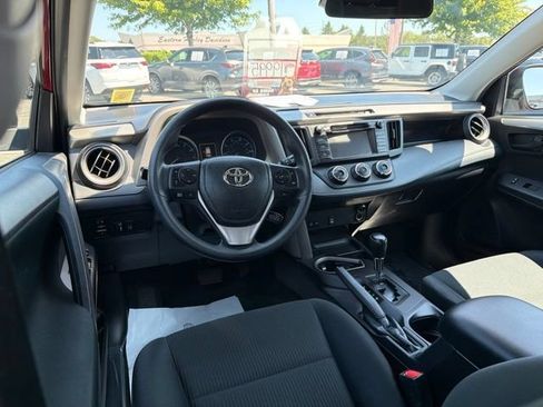 Used 2018 Toyota RAV4 LE AWD/4WD image 7