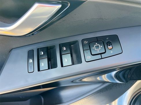 Used 2025 Kia Niro EX w/ EX Cold Weather Package image 18