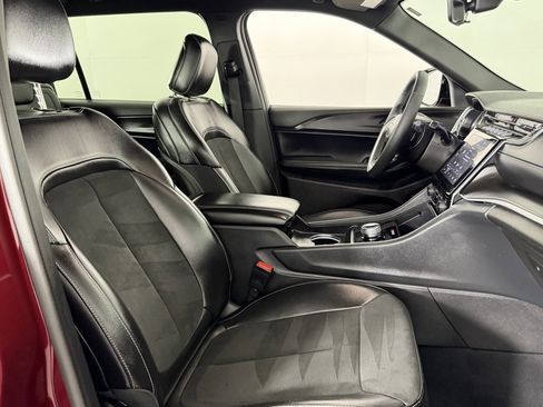 Certified 2025 Jeep Grand Cherokee L Laredo image 32