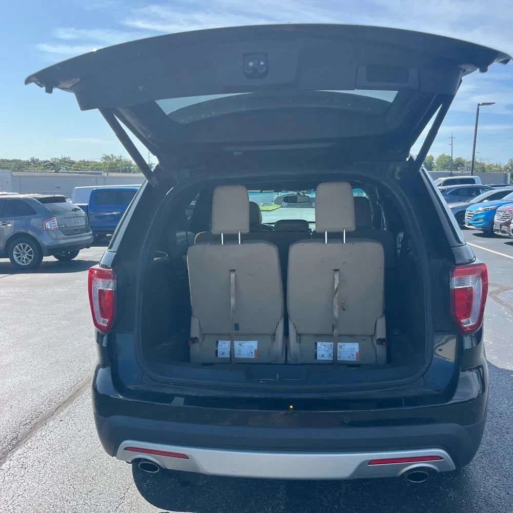 Used 2017 Ford Explorer XLT w/ Equipment Group 202A AWD/4WD image 7