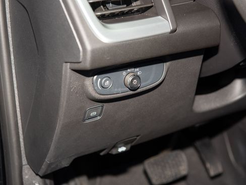 Used 2024 GMC Terrain SLE w/ Driver Convenience Package image 24