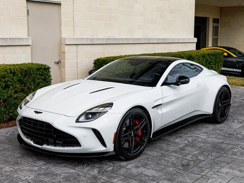 Used 2025 Aston Martin V8 Vantage Coupe image 34